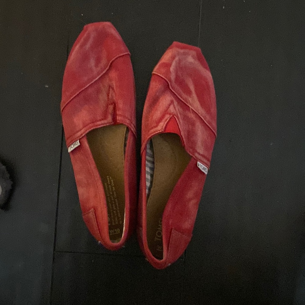 Red distressed Toms